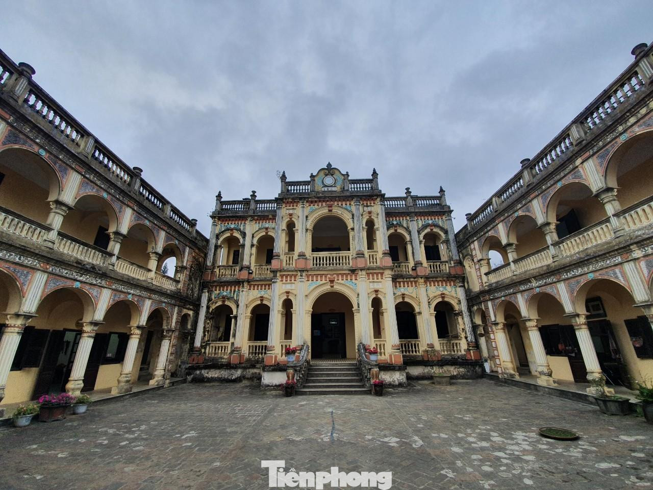 Hoàng Yến Tchao làm thổ ty ở Bắc Hà từ khoảng năm 1905. Sau một thời gian cai trị, bóc lột người dân ở đây, cũng như độc quyền phân phối hàng hóa trong vùng, Hoàng Yến Tchao cho xây dinh thự để khoe sự giàu có.