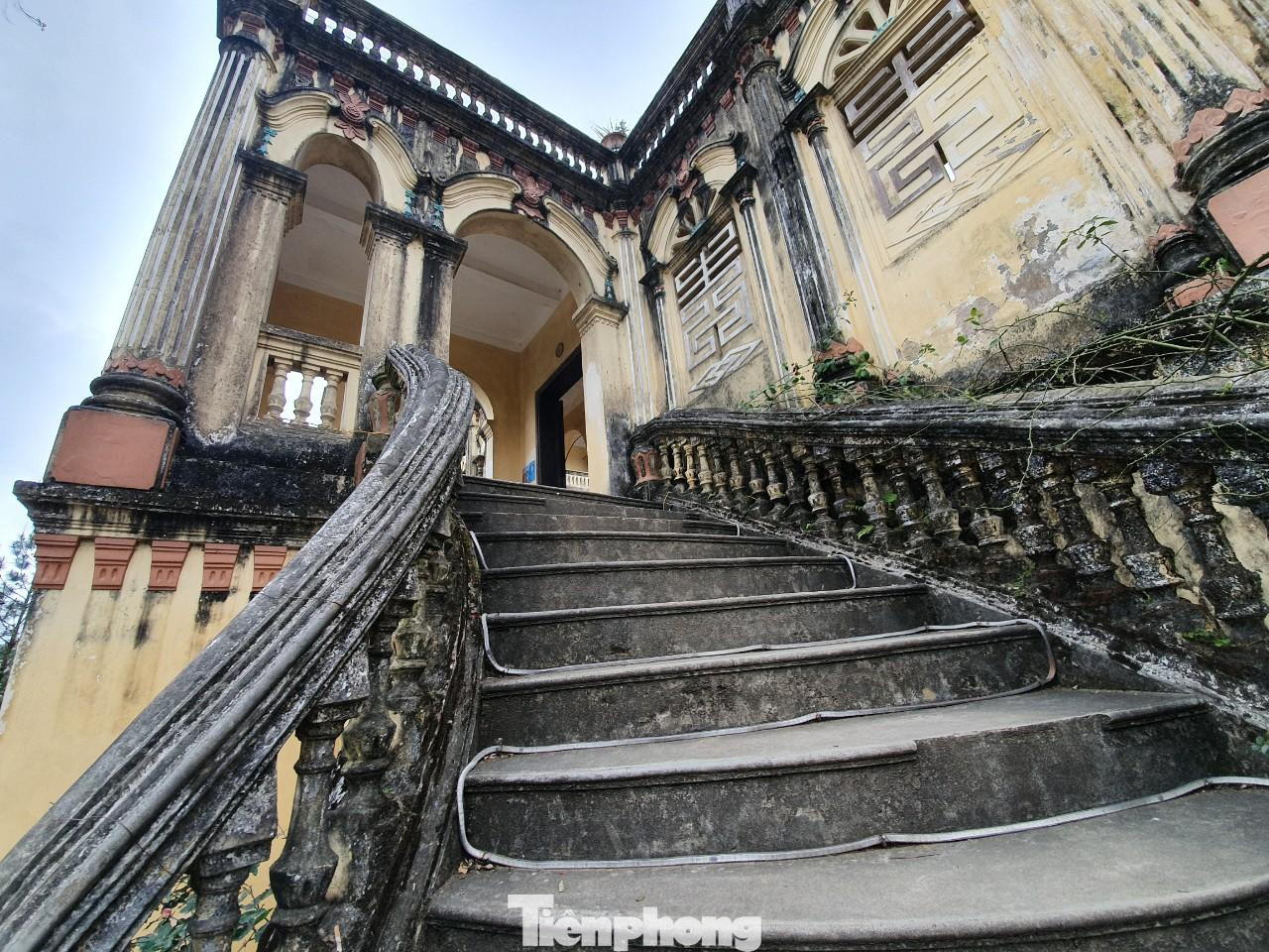 Cả tòa nhà có 36 phòng chính với 3 dãy nhà chính, 2 dãy phụ và một sân rộng.