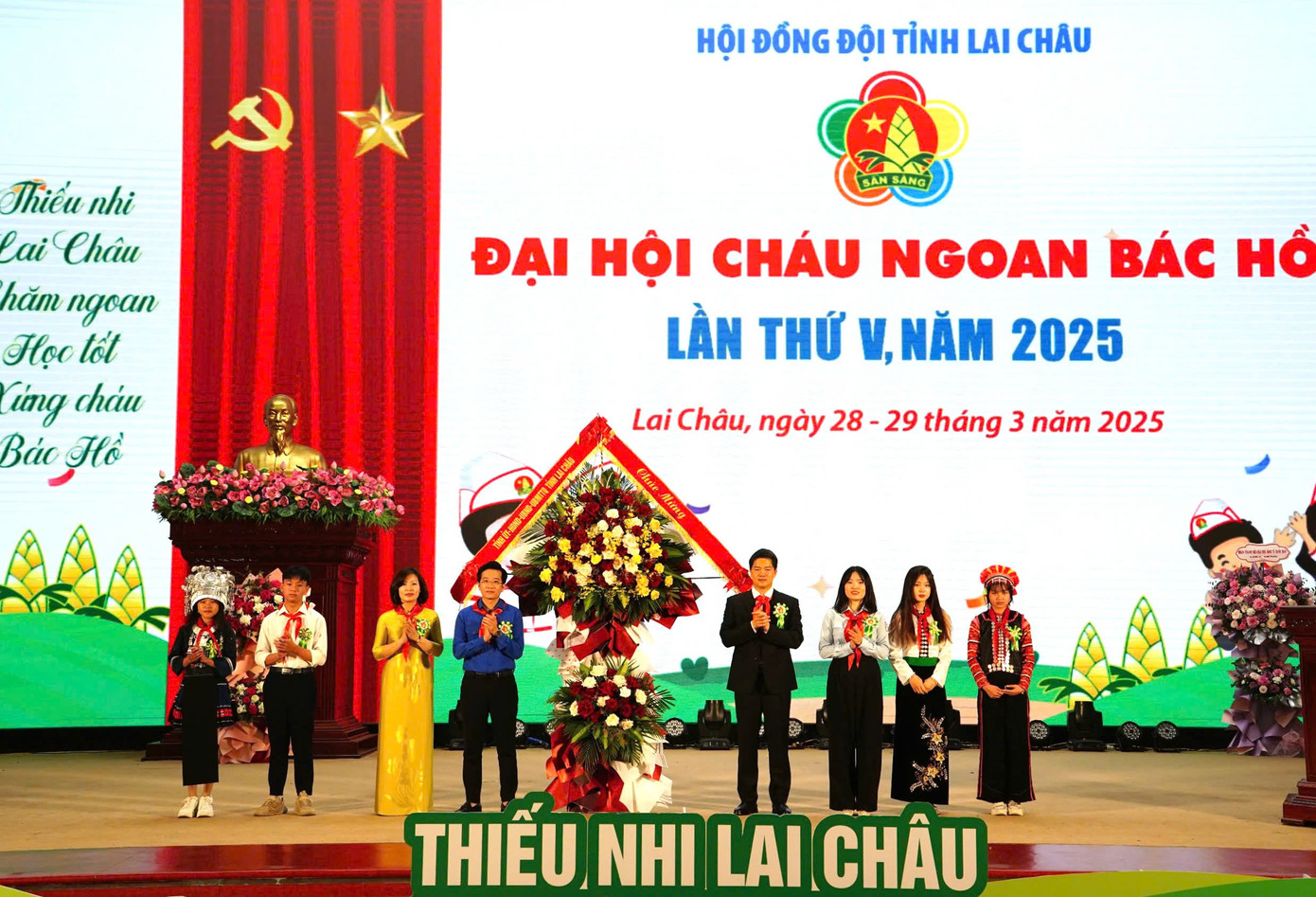 Ông Vũ Mạnh Hà, Phó Bí thư Thường trực Tỉnh ủy tặng lẵng hoa chúc mừng Đại hội. Ông Vũ Mạnh Hà, Phó Bí thư Thường trực Tỉnh ủy tặng lẵng hoa chúc mừng Đại hội.