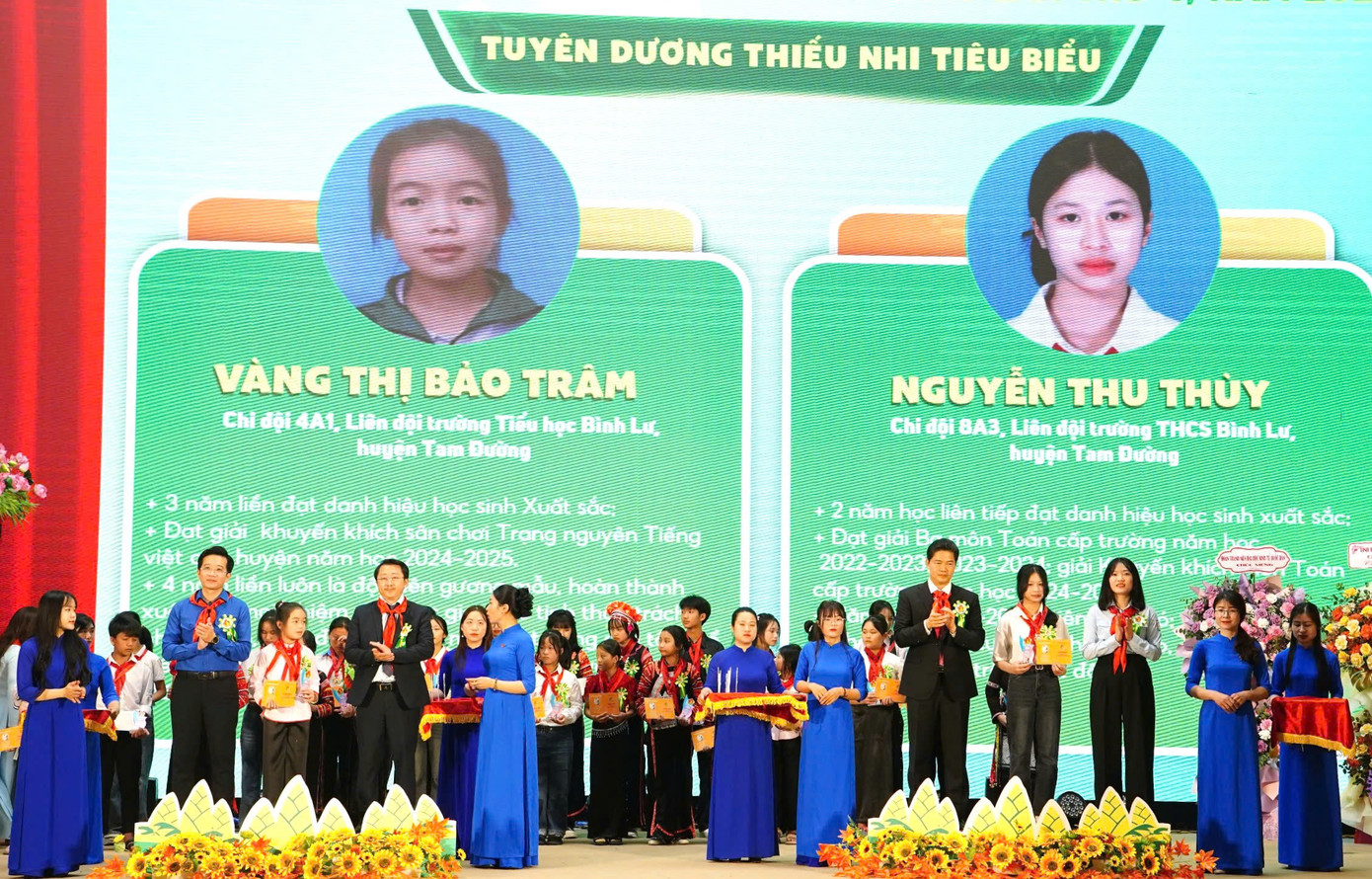 Ông Hà cũng đề nghị ngành giáo dục xây dựng môi trường văn hoá lành mạnh để các em mỗi ngày đến trường là một ngày vui. “Danh hiệu “Cháu ngoan Bác Hồ” là phần thưởng cao quý dành cho các cháu thiếu nhi. Những thành tích, vinh dự mà các cháu đạt được thời gian qua sẽ là tiền đề quan trọng trong tiến trình rèn luyện, phấn đấu để hoàn thiện bản thân. Vì vậy, các cháu phải tiếp tục cố gắng nhiều hơn nữa, ra sức phấn đấu, học tập, rèn luyện sức khoẻ tốt, kỷ luật tốt, tiếp cận khoa học công nghệ, làm theo lời dạy của Bác để sau này trở thành những nhân tài, công dân tốt”, ông Vũ Mạnh Hà căn dặn. Trong ảnh: Trao danh hiệu Cháu ngoan Bác Hồ cho các cháu thiếu nhi Ông Hà cũng đề nghị ngành giáo dục xây dựng môi trường văn hoá lành mạnh để các em mỗi ngày đến trường là một ngày vui. “Danh hiệu “Cháu ngoan Bác Hồ” là phần thưởng cao quý dành cho các cháu thiếu nhi. Những thành tích, vinh dự mà các cháu đạt được thời gian qua sẽ là tiền đề quan trọng trong tiến trình rèn luyện, phấn đấu để hoàn thiện bản thân. Vì vậy, các cháu phải tiếp tục cố gắng nhiều hơn nữa, ra sức phấn đấu, học tập, rèn luyện sức khoẻ tốt, kỷ luật tốt, tiếp cận khoa học công nghệ, làm theo lời dạy của Bác để sau này trở thành những nhân tài, công dân tốt”, ông Vũ Mạnh Hà căn dặn. Trong ảnh: Trao danh hiệu Cháu ngoan Bác Hồ cho các cháu thiếu nhi