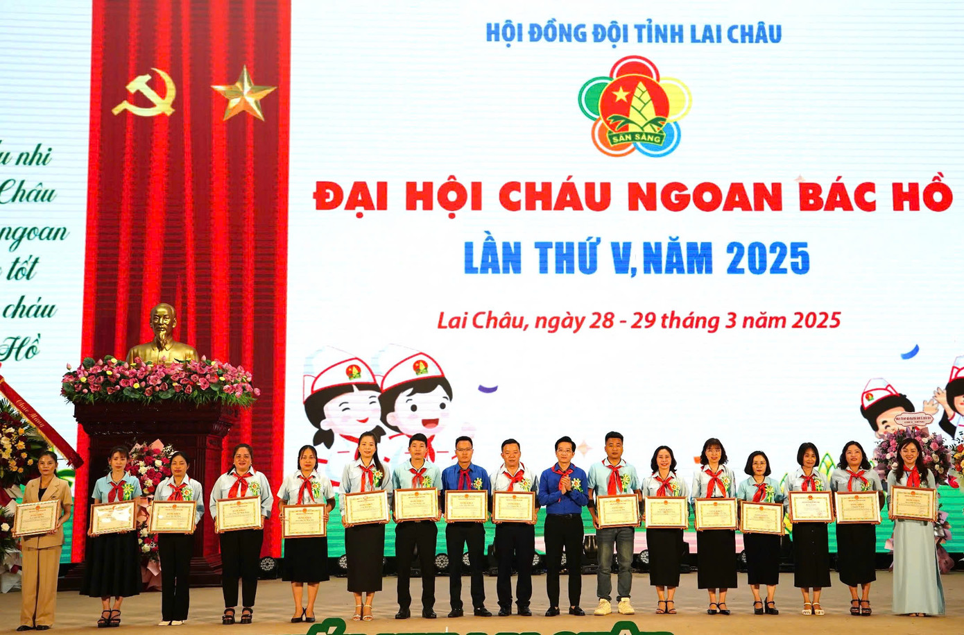 Tỉnh Đoàn trao Bằng khen của Tỉnh đoàn cho các cá nhân. Tỉnh Đoàn trao Bằng khen của Tỉnh đoàn cho các cá nhân.