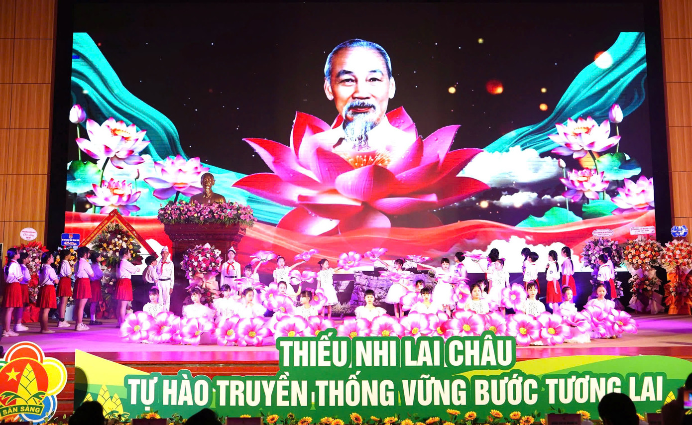 Tại Đại hội Cháu ngoan Bác Hồ tỉnh Lai Châu, các đội viên, các em thiếu niên, nhi đồng đã thực hiện các tiết mục sân khấu hóa để ôn lại, ghi nhớ về công lao của Bác Hồ và những tấm gương anh hùng. Các em báo công lên Bác Hồ kính yêu những kết quả mà thiếu nhi tỉnh Lai Châu đạt được trong học tập, rèn luyện và tham gia phong trào giai đoạn 2020 - 2025 Tại Đại hội Cháu ngoan Bác Hồ tỉnh Lai Châu, các đội viên, các em thiếu niên, nhi đồng đã thực hiện các tiết mục sân khấu hóa để ôn lại, ghi nhớ về công lao của Bác Hồ và những tấm gương anh hùng. Các em báo công lên Bác Hồ kính yêu những kết quả mà thiếu nhi tỉnh Lai Châu đạt được trong học tập, rèn luyện và tham gia phong trào giai đoạn 2020 - 2025