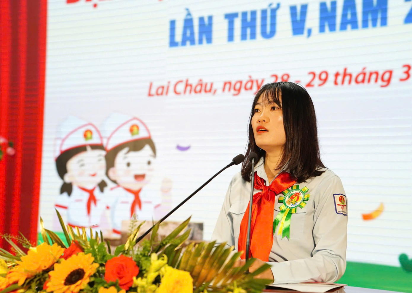 Tại Đại hội, chị Bế Thị Bằng - Phó Bí thư Tỉnh Đoàn, Chủ tịch Hội đồng Đội tỉnh Lai Châu phát biểu, hôm nay là ngày hội lớn của thiếu nhi các dân tộc tỉnh Lai Châu. Trong 5 năm qua, thiếu nhi tỉnh Lai Châu gặt hái nhiều thành tích xuất sắc trên các lĩnh vực học tập, rèn luyện đạo đức, hoạt động phong trào và công tác xã hội. Thiếu nhi Lai Châu đã tham gia trên 12.000 hoạt động giúp đỡ, thăm hỏi tặng quà cho gia đình thương binh, liệt sĩ, gia đình có công với cách mạng; tham gia trên 15.000 ngày công lao động chăm sóc nghĩa trang, đài tưởng niệm các anh hùng, liệt sĩ. Các cấp Đội toàn tỉnh Lai Châu đã tổ chức 865 hoạt động đến với các “Địa chỉ đỏ” cho 38.862 lượt thiếu nhi tham gia. Tại Đại hội, chị Bế Thị Bằng - Phó Bí thư Tỉnh Đoàn, Chủ tịch Hội đồng Đội tỉnh Lai Châu phát biểu, hôm nay là ngày hội lớn của thiếu nhi các dân tộc tỉnh Lai Châu. Trong 5 năm qua, thiếu nhi tỉnh Lai Châu gặt hái nhiều thành tích xuất sắc trên các lĩnh vực học tập, rèn luyện đạo đức, hoạt động phong trào và công tác xã hội. Thiếu nhi Lai Châu đã tham gia trên 12.000 hoạt động giúp đỡ, thăm hỏi tặng quà cho gia đình thương binh, liệt sĩ, gia đình có công với cách mạng; tham gia trên 15.000 ngày công lao động chăm sóc nghĩa trang, đài tưởng niệm các anh hùng, liệt sĩ. Các cấp Đội toàn tỉnh Lai Châu đã tổ chức 865 hoạt động đến với các “Địa chỉ đỏ” cho 38.862 lượt thiếu nhi tham gia.