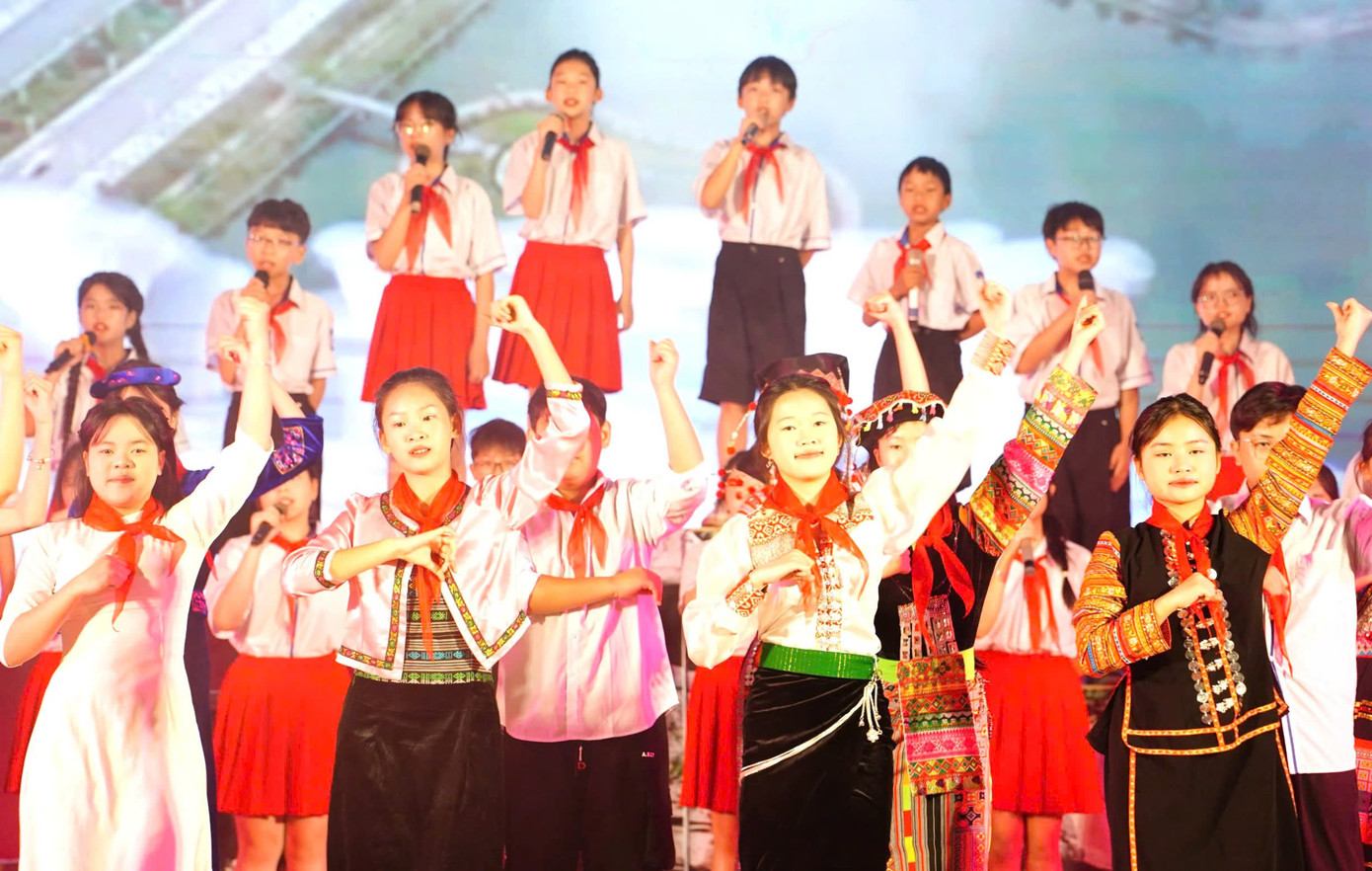 Hơn 200 đại biểu Cháu ngoan Bác Hồ đại diện cho gần 98 nghìn đội viên, thiếu niên, nhi đồng toàn tỉnh Lai Châu tham dự. Trong ảnh các tiết mục văn nghệ diễn ra sôi nổi. Hơn 200 đại biểu Cháu ngoan Bác Hồ đại diện cho gần 98 nghìn đội viên, thiếu niên, nhi đồng toàn tỉnh Lai Châu tham dự. Trong ảnh các tiết mục văn nghệ diễn ra sôi nổi.