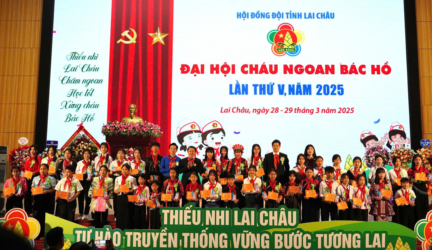 Lãnh đạo tỉnh Lai Châu, Tỉnh Đoàn Lai Châu chụp ảnh lưu niệm với các đại biểu được trao danh hiệu Cháu ngoan Bác Hồ. Lãnh đạo tỉnh Lai Châu, Tỉnh Đoàn Lai Châu chụp ảnh lưu niệm với các đại biểu được trao danh hiệu Cháu ngoan Bác Hồ.