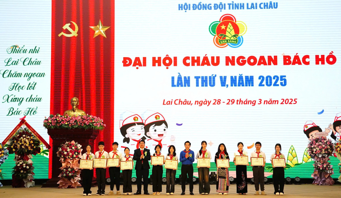 Giấy khen của Hội đồng Đội tỉnh cho đội viên, thiếu nhi tiêu biểu. Giấy khen của Hội đồng Đội tỉnh cho đội viên, thiếu nhi tiêu biểu.