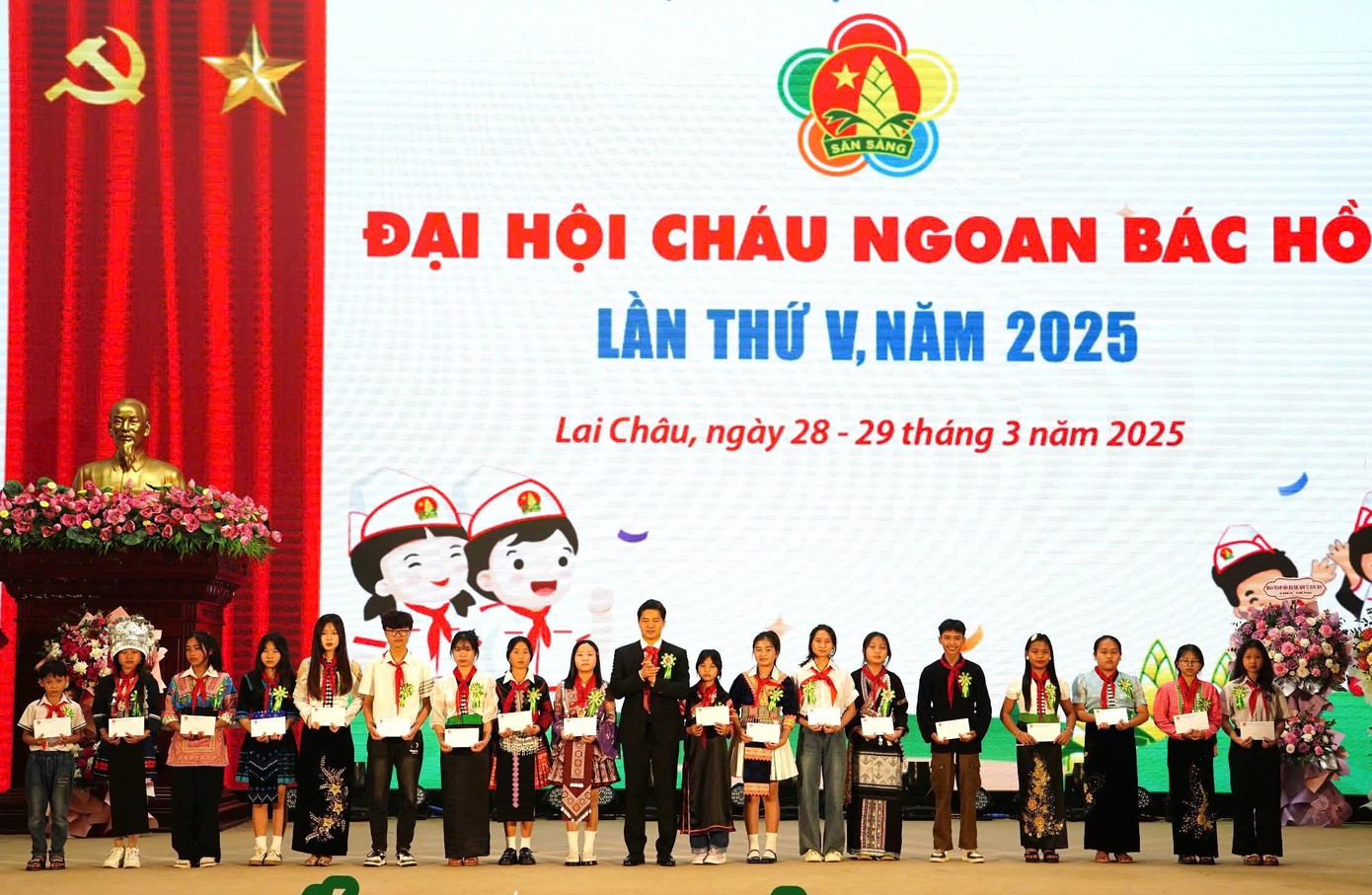 Ông Vũ Mạnh Hà - Phó Bí thư Thường trực Tỉnh uỷ Lai Châu trao 20 suất quà cho các bạn thiếu nhi có hoàn cảnh khó khăn tích cực học tập và tham gia các hoạt động của Đội. Ngoài ra, Hội Doanh nhân trẻ tỉnh Lai Châu cũng tặng 20 suất học bổng thành tích xuất sắc trong học tập, công tác Đội và phong trào thiếu nhi. Ông Vũ Mạnh Hà - Phó Bí thư Thường trực Tỉnh uỷ Lai Châu trao 20 suất quà cho các bạn thiếu nhi có hoàn cảnh khó khăn tích cực học tập và tham gia các hoạt động của Đội. Ngoài ra, Hội Doanh nhân trẻ tỉnh Lai Châu cũng tặng 20 suất học bổng thành tích xuất sắc trong học tập, công tác Đội và phong trào thiếu nhi.