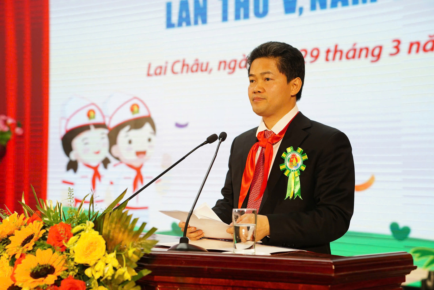 Ông Vũ Mạnh Hà - Phó Bí thư Thường trực Tỉnh ủy Lai Châu ghi nhận, biểu dương những thành tích trong công tác Đội và phong trào thiếu nhi trong tỉnh. Theo ông Hà, hiện nay, các khu vui chơi, thể thao dành cho trẻ em ở các địa phương chưa được quan tâm đúng mức. Nếu chỉ làm bạn với điện thoại, máy tính sẽ ảnh hưởng lớn đến sự phát triển của trẻ. Vì thế các cấp chính quyền, thầy cô, cha mẹ cần phối hợp chăm lo đầu tư hơn nữa, tạo môi trường cho các cháu rèn luyện, tham gia các hoạt động xã hội. Các cấp Đoàn, Đội xây dựng các kế hoạch, chương trình như mở các lớp học bơi, thể thao, văn nghệ, kỹ năng sống, kỹ năng sinh tồn, xây dựng văn hoá đọc cho các cháu. Ông Vũ Mạnh Hà - Phó Bí thư Thường trực Tỉnh ủy Lai Châu ghi nhận, biểu dương những thành tích trong công tác Đội và phong trào thiếu nhi trong tỉnh. Theo ông Hà, hiện nay, các khu vui chơi, thể thao dành cho trẻ em ở các địa phương chưa được quan tâm đúng mức. Nếu chỉ làm bạn với điện thoại, máy tính sẽ ảnh hưởng lớn đến sự phát triển của trẻ. Vì thế các cấp chính quyền, thầy cô, cha mẹ cần phối hợp chăm lo đầu tư hơn nữa, tạo môi trường cho các cháu rèn luyện, tham gia các hoạt động xã hội. Các cấp Đoàn, Đội xây dựng các kế hoạch, chương trình như mở các lớp học bơi, thể thao, văn nghệ, kỹ năng sống, kỹ năng sinh tồn, xây dựng văn hoá đọc cho các cháu.