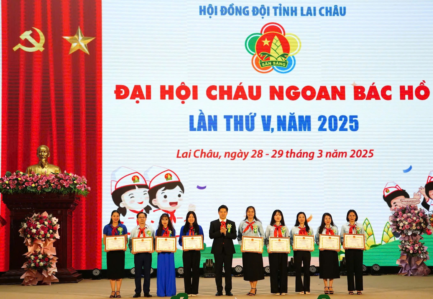 Ông Vũ Mạnh Hà - Phó Bí thư Thường trực Tỉnh ủy trao Bằng khen của UBND tỉnh cho các cá nhân. Ông Vũ Mạnh Hà - Phó Bí thư Thường trực Tỉnh ủy trao Bằng khen của UBND tỉnh cho các cá nhân.