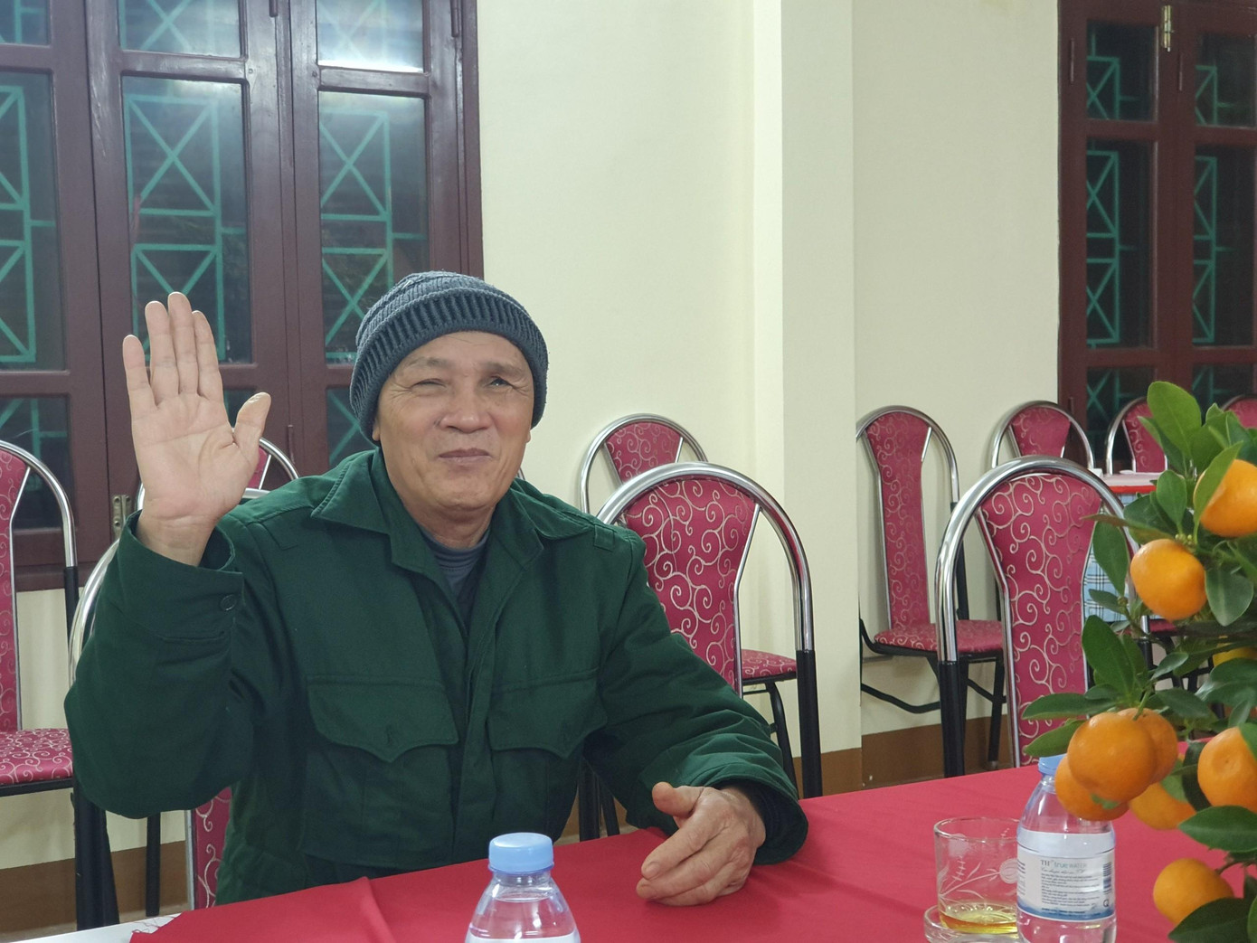 Thương binh hạng ¼ Nguyễn Viết Thuật (mất sức 95%) cho biết, sau khi bị thương nặng ông được đưa về chăm sóc, điều trị tại Trung tâm điều dưỡng thương binh Duy Tiên, Hà Nam. Những ngày này, thấy trung tâm nhộn nhịp, ấm áp, nhất là có sự động viên thăm hỏi của báo Tiền Phong, Ngân hàng BIDV, Hội Cựu chiến binh Trung ương Đoàn, ông vui, phấn khởi, được động viên tinh thần, vơi bớt nỗi đau bệnh tật. “Thay mặt anh em trong trung tâm, tôi xin gửi lời cảm ơn báo Tiền Phong và Ngân hàng BIDV và Hội Cựu chiến binh Trung ương Đoàn đã dành những phần quà, chia sẻ động viên anh em thương bệnh binh, có thêm điều kiện để cải thiện đời sống. Đây là việc làm rất ý nghĩa, tạo nên sức mạnh, ý chí, tinh thần để anh em thương bệnh binh vượt lên chính mình, noi gương cho thế hệ trẻ”, ông Thuật nói. Thương binh hạng ¼ Nguyễn Viết Thuật (mất sức 95%) cho biết, sau khi bị thương nặng ông được đưa về chăm sóc, điều trị tại Trung tâm điều dưỡng thương binh Duy Tiên, Hà Nam. Những ngày này, thấy trung tâm nhộn nhịp, ấm áp, nhất là có sự động viên thăm hỏi của báo Tiền Phong, Ngân hàng BIDV, Hội Cựu chiến binh Trung ương Đoàn, ông vui, phấn khởi, được động viên tinh thần, vơi bớt nỗi đau bệnh tật. “Thay mặt anh em trong trung tâm, tôi xin gửi lời cảm ơn báo Tiền Phong và Ngân hàng BIDV và Hội Cựu chiến binh Trung ương Đoàn đã dành những phần quà, chia sẻ động viên anh em thương bệnh binh, có thêm điều kiện để cải thiện đời sống. Đây là việc làm rất ý nghĩa, tạo nên sức mạnh, ý chí, tinh thần để anh em thương bệnh binh vượt lên chính mình, noi gương cho thế hệ trẻ”, ông Thuật nói.