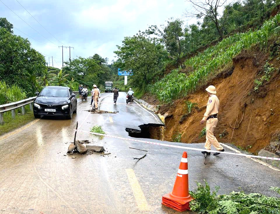 Điểm sạt lở tại Km 25 + 300m Quốc lộ 4D từ thành phố Lai Châu đi huyện Phong Thổ thuộc bản Hồng Thu, xã Lản Nhì Thàng (huyện Phong Thổ). Ảnh: CAT Điểm sạt lở tại Km 25 + 300m Quốc lộ 4D từ thành phố Lai Châu đi huyện Phong Thổ thuộc bản Hồng Thu, xã Lản Nhì Thàng (huyện Phong Thổ). Ảnh: CAT