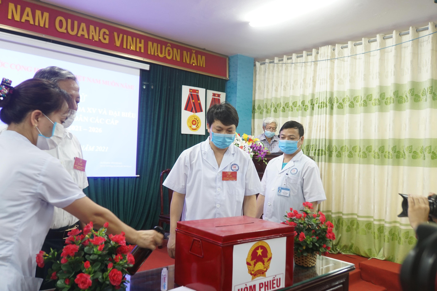 Hòm phiếu được tổ bầu cử phun khử khuẩn trước khi các đại biểu bỏ phiếu