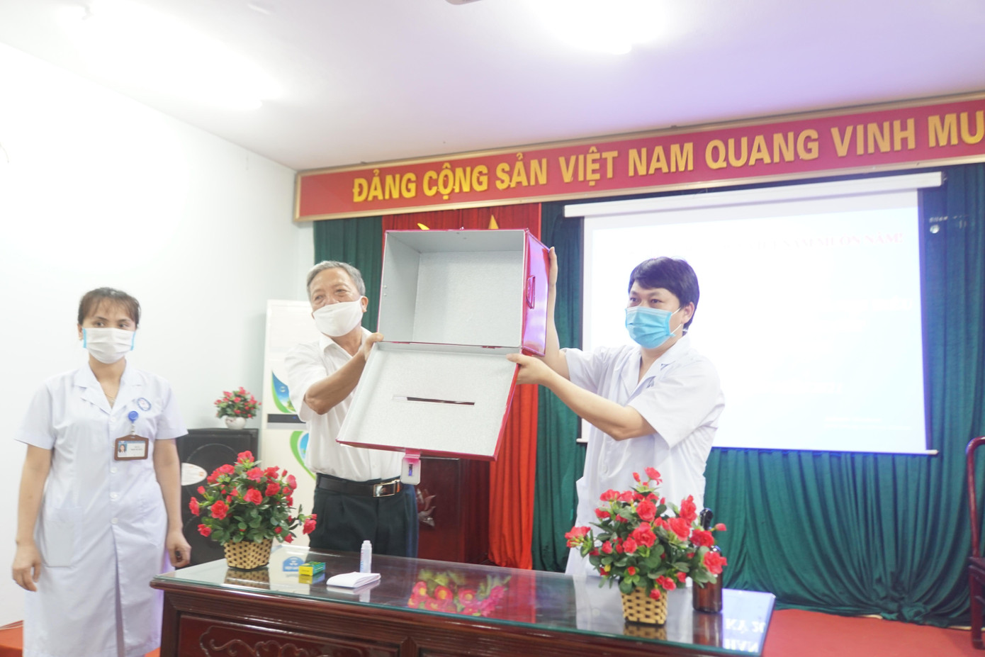 Tổ bầu cử kiểm tra hòm phiếu chính, hòm phiếu phụ và niêm phong trước sự chứng kiến của cử tri