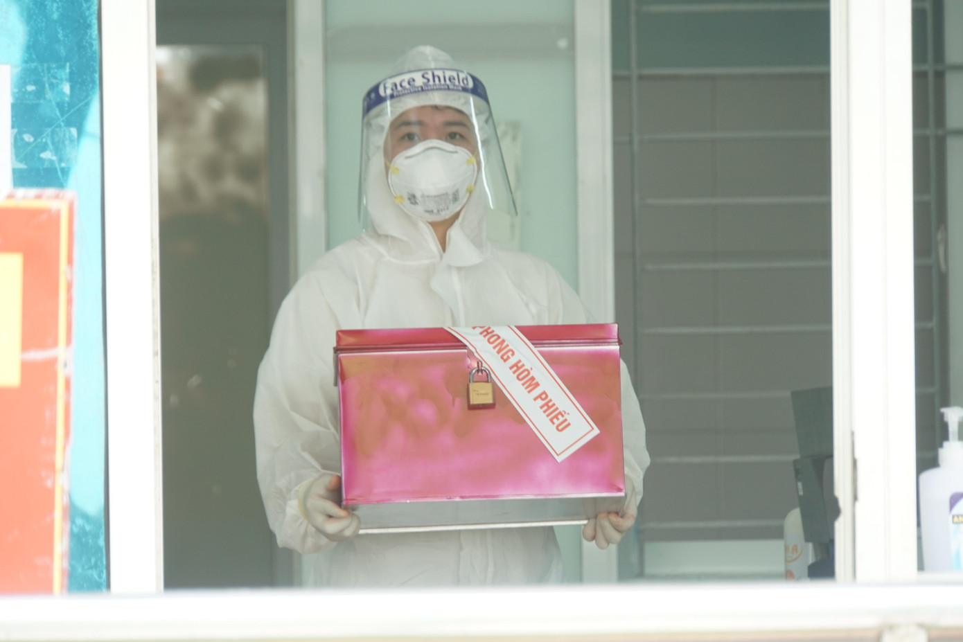 Sau khi kết thúc bầu cử tại khu vực dành cho cán bộ, nhân viên y tế và lực lượng chống dịch thì tổ bầu cử sẽ tiến hành bầu cử tại khu vực dành cho các bệnh nhân COVID-19 đang điều trị tại Bệnh viện dã chiến số 1