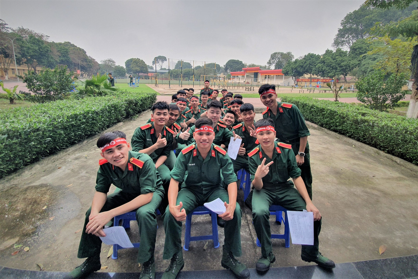 Từ rất sớm, hội trường HV Hậu cần đã kín cán bộ, đoàn viên, thanh niên đăng ký hiến máu tại ngày hội Chủ nhật Đỏ được tổ chức lần thứ 8 liên tiếp tại đây.