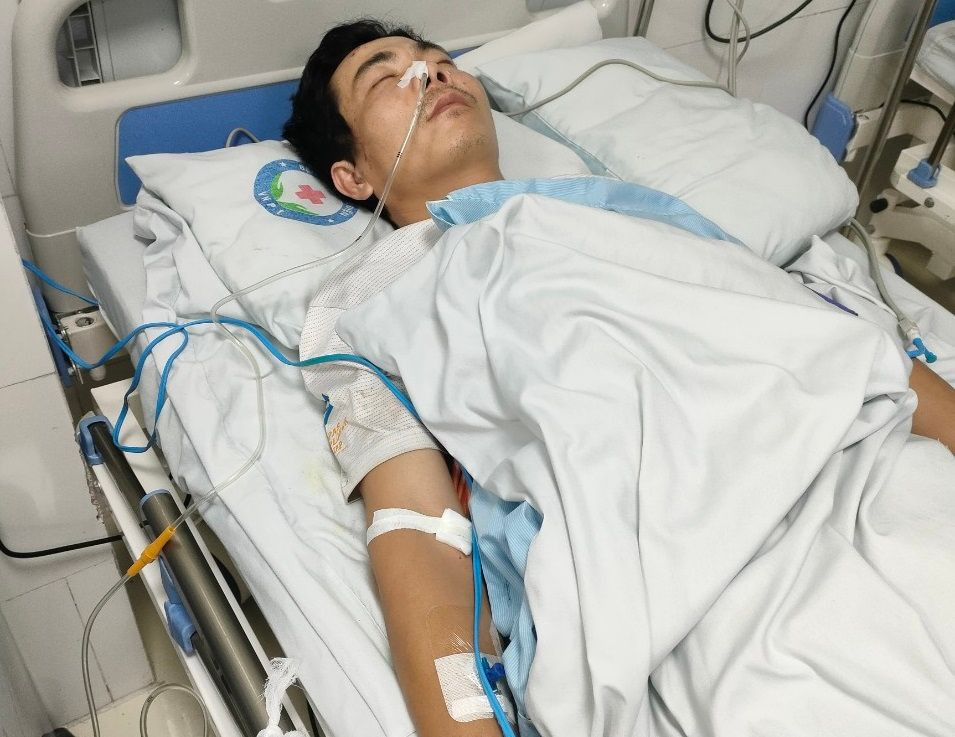 Anh Tú bất tỉnh và được hàng xóm đưa đi cấp cứu tại bệnh viện Bưu Điện Anh Tú bất tỉnh và được hàng xóm đưa đi cấp cứu tại bệnh viện Bưu Điện