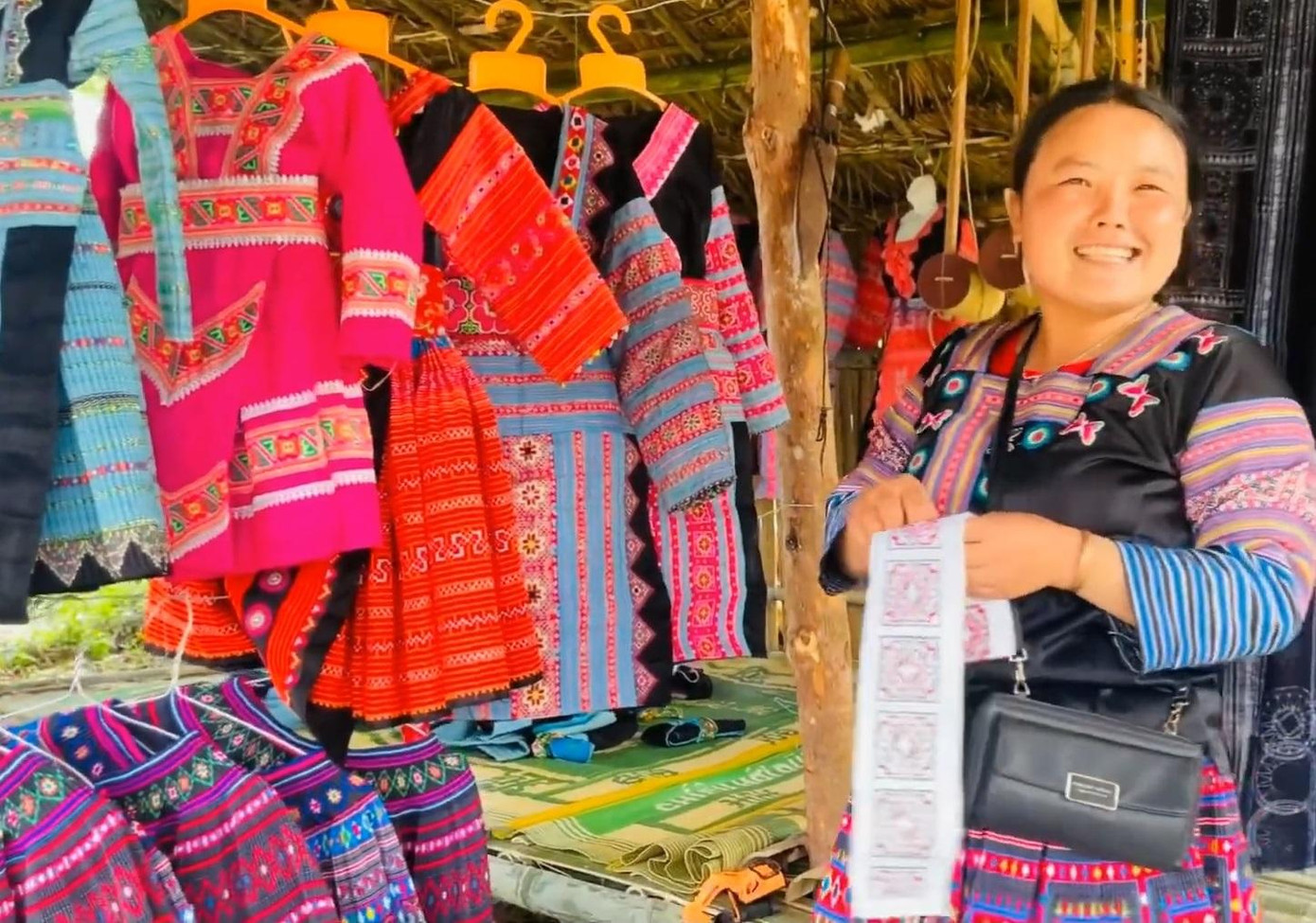 Người bán hàng đều là đồng bào người Mông, Thái, Dao ở bản Chiềng Đi 2 và các bản, các xã lân cận.