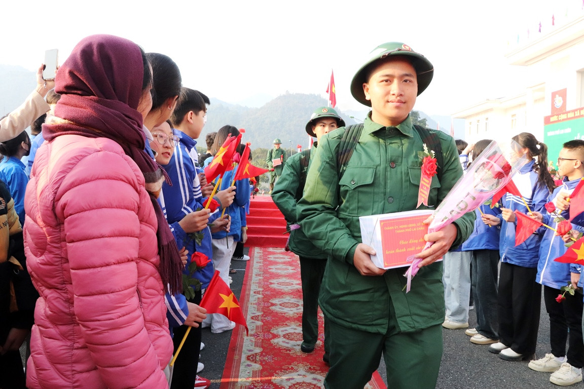 Đông đảo đoàn viên, thanh niên, người thân đến động viên tân binh nhập ngũ tại Lai Châu Đông đảo đoàn viên, thanh niên, người thân đến động viên tân binh nhập ngũ tại Lai Châu