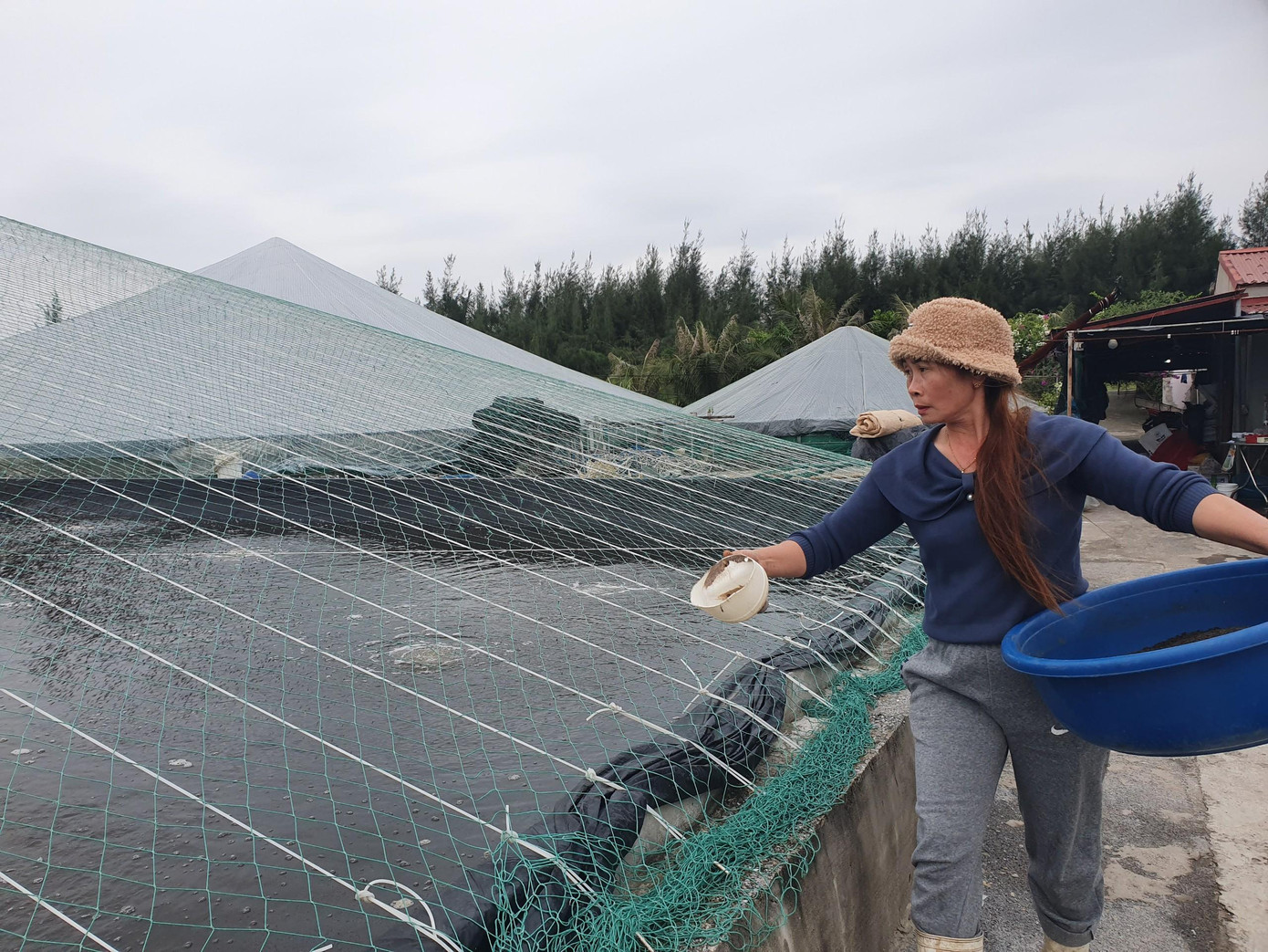 Vì thế, ngoài đầu tư đầy đủ các trang thiết bị như máy quạt nước, máy bơm, dụng cụ đo môi trường và một số dụng cụ thiết yếu khác...