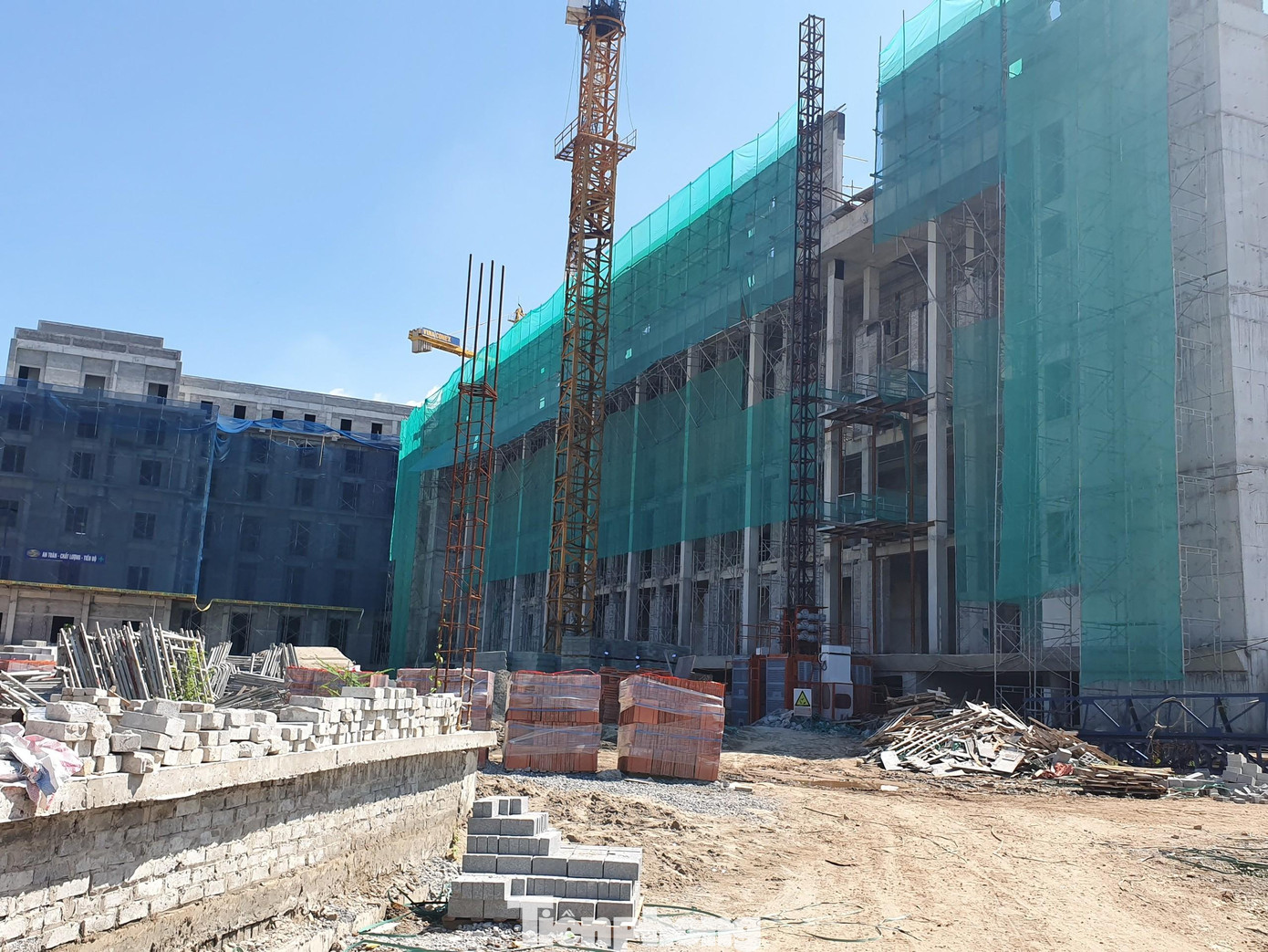 Trên công trường máy móc nằm in, không thấy bóng dáng công nhân.