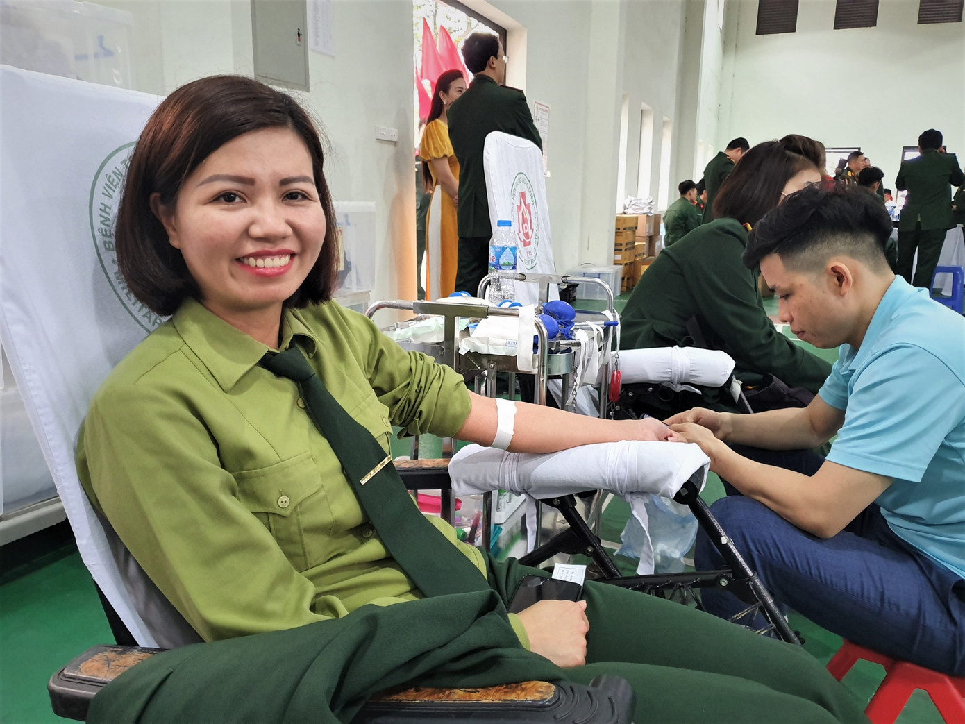 Thiếu tá Nguyễn Thị Tuyết Nhung, Giảng viên Khoa Tài chính HV Hậu cần đã 14 lần hiến máu. Chị Nhung cho biết, khi mẹ chồng chị là cán bộ Hội Phụ nữ phường Ngọc Thụy (quận Long Biên, Hà Nội) về nhà tuyên truyền hiến máu để giúp đỡ người bệnh nên chị đã tham gia. “Cả nhà tôi có truyền thống hiến máu. Mẹ chồng tôi và chồng tôi đã tham gia hiến máu hơn 20 lần; lúc hiến ở phường, lúc ra viện, có năm hiến máu 3 lần và đã được Nhà nước tuyên dương. Chúng tôi mong muốn góp phần nhỏ để giúp người bệnh hồi sinh, giúp cuộc sống tươi đẹp, tràn đầy tình yêu thương”, Thiếu tá Nhung chia sẻ.