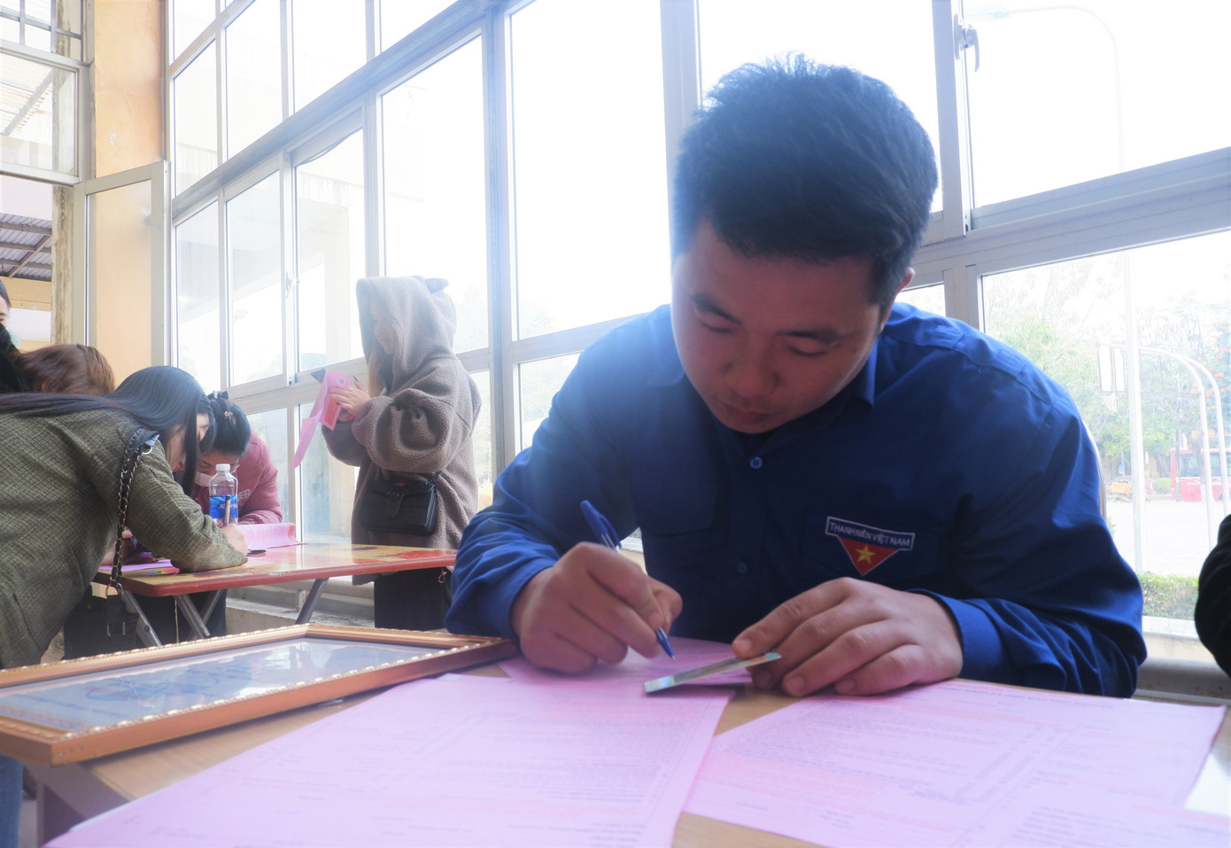 Đã tham gia hiến máu 14 lần, anh Bùi Văn Thịnh (SN 1992), cán bộ Đoàn xã Đông Lai (huyện Tân Lạc) cho biết, lần đầu tiên anh hiến máu là vào giữa 2012. Lúc đó, khi Đoàn xã Đông Lai phát động với tinh thần của tuổi trẻ anh xung phong hiến máu. “Xã tôi cách trung tâm huyện chừng 10km, mỗi khi tổ chức ở huyện tôi tự đi xe đến đăng ký tham gia hiến máu. Tôi mong muốn những giọt máu của tôi sẽ giúp những người bệnh vượt qua khó khăn, đem lại niềm vui, sự hạnh phúc cho gia đình họ”, anh Thịnh nói.