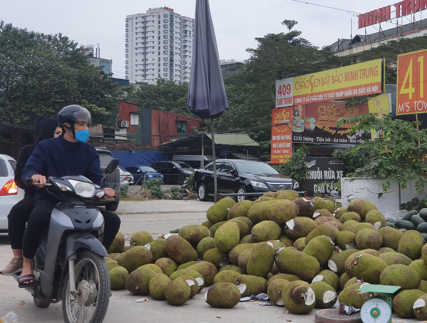 Một sạp mít quay đầu khác tại đường Tam Trinh.