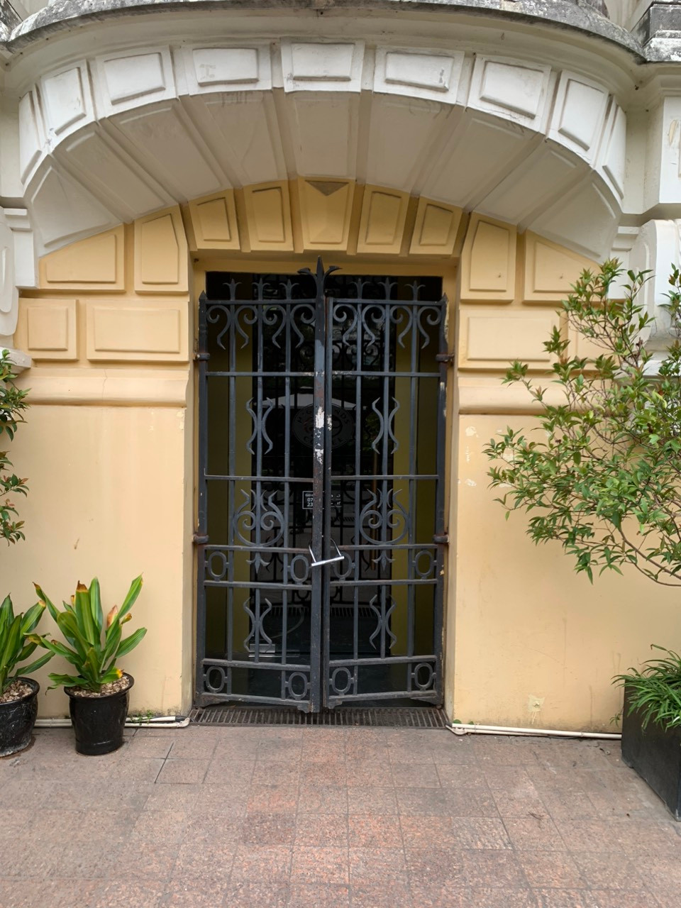 Khu vực cửa vào tầng hầm Nhà hát Lớn Hà Nội đã bị khoá trái