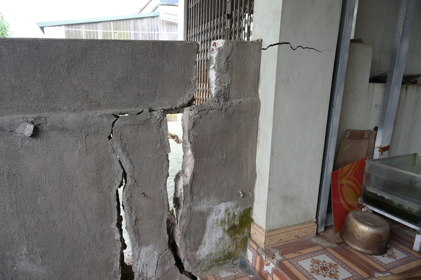 Tình trạng này xảy ra kể từ khi cơn bão số 3 đổ bộ (tháng 9/2024), gần đây từ ngày 10 đến 13/3 vừa qua, tại khu vực này tiếp tục có mưa nhỏ, lượng mưa trung bình 5 - 10mm đã làm đất, đá có hiện tượng sụt trượt mở rộng.