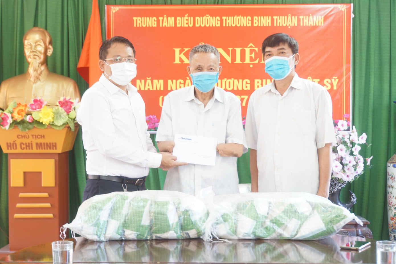 Tại đây, thông qua báo Tiền Phong, Công ty cổ phần kinh doanh địa ốc Him Lam (Him Lam Land) trao tặng phần quà trị giá 30 triệu đồng. Hội doanh nhân trẻ Việt Nam, Hội Cựu chiến binh Trung ương Đoàn TNCS HCM, mô hình ATM gạo cũng gửi tặng 400 kg gạo cho các thương binh của trung tâm.