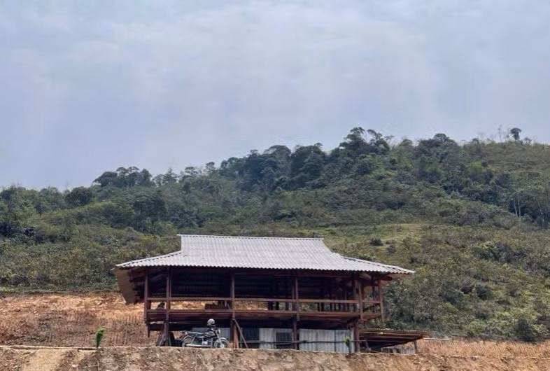 Căn nhà mới đã được dựng lên an toàn, hai gia đình ông Tểnh và ông Lềnh đã yên tâm, ổn định cuộc sống.