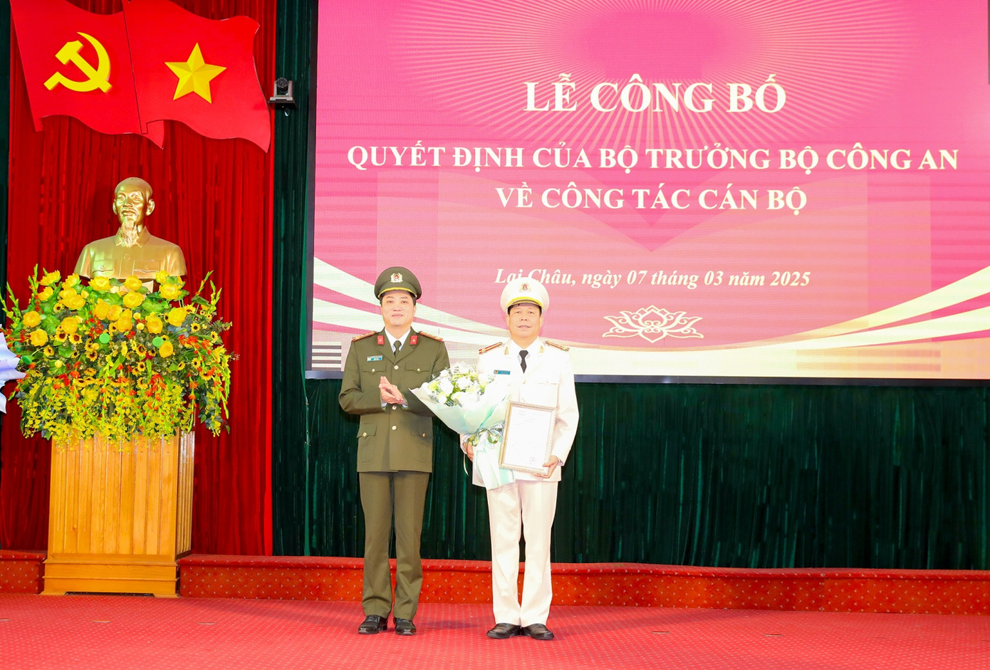 Thừa ủy quyền của Bộ trưởng Bộ Công an, Đại tá Nguyễn Viết Giang - Giám đốc Công an tỉnh Lai Châu trao quyết định bổ nhiệm cho tân Phó Giám đốc Công an tỉnh Khoàng Văn Thương. Ảnh Công an tỉnh Lai Châu.