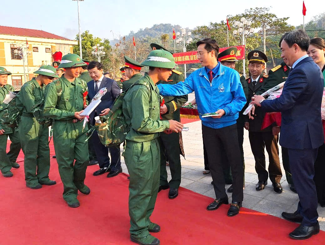 Anh Đặng Thành Huy, Bí thư Tỉnh đoàn Điện Biên động viên đoàn viên, thanh niên lên đường nhập ngũ Anh Đặng Thành Huy, Bí thư Tỉnh đoàn Điện Biên động viên đoàn viên, thanh niên lên đường nhập ngũ