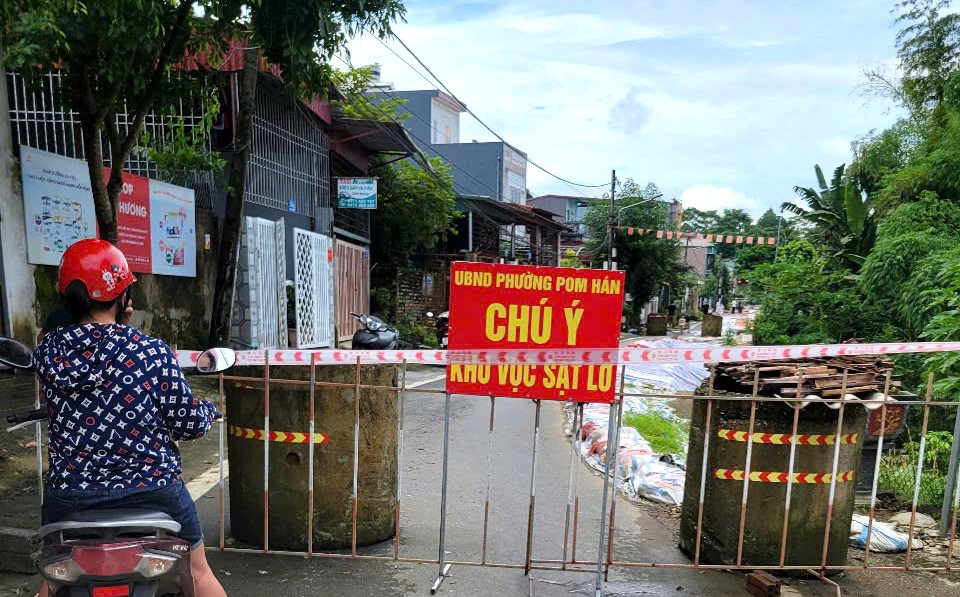 Chính quyền địa phương đã dựng rào, ngăn người dân vào khu vực nguy hiểm. Chính quyền địa phương đã dựng rào, ngăn người dân vào khu vực nguy hiểm.