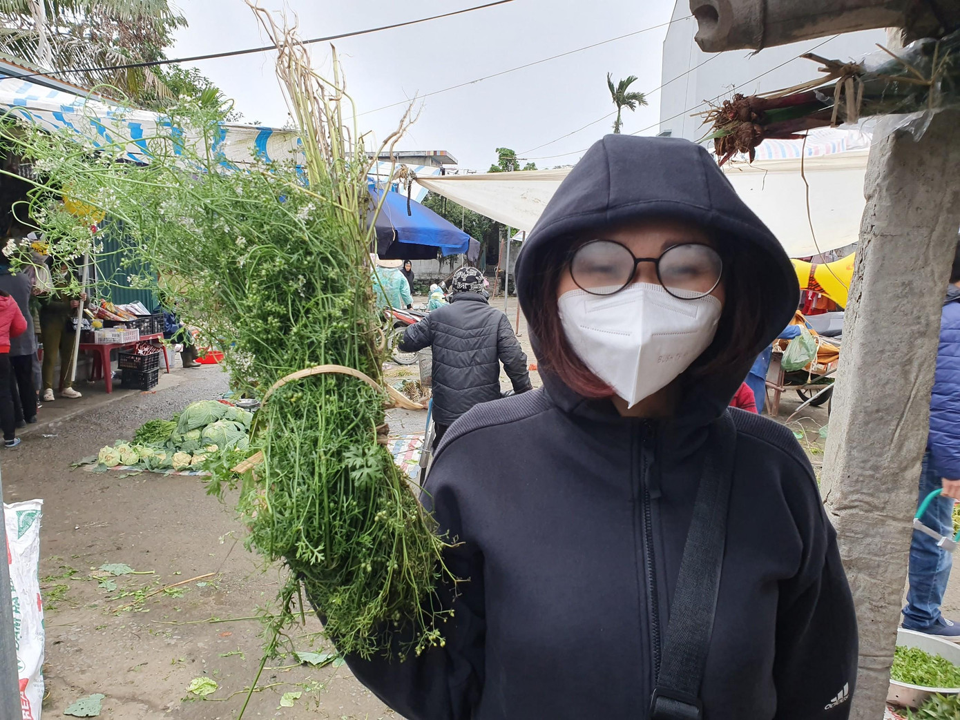 Lá mùi già ngoài đun nước tắm còn dùng để lau rửa bàn thờ, bàn ghế, cánh cửa và một số vật dụng trong gia đình cho sạch sẽ, thơm tho để đón năm mới nhiều may mắn. Lá mùi già ngoài đun nước tắm còn dùng để lau rửa bàn thờ, bàn ghế, cánh cửa và một số vật dụng trong gia đình cho sạch sẽ, thơm tho để đón năm mới nhiều may mắn.