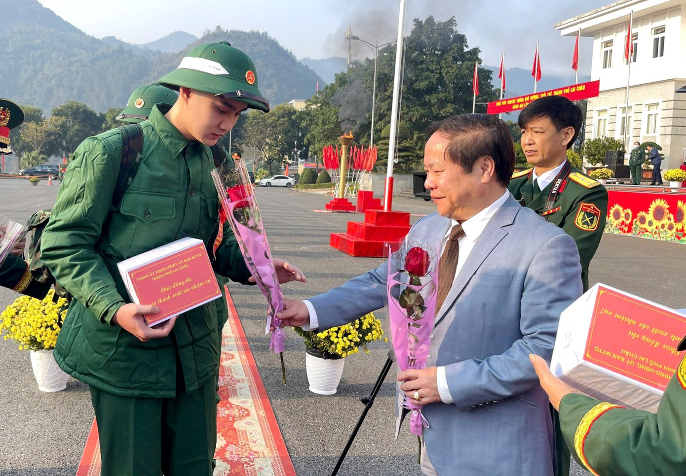 Ông Tống Thanh Hải - Phó Chủ tịch Thường trực UBND tỉnh Lai Châu tặng hoa cho tân binh. Ông Tống Thanh Hải - Phó Chủ tịch Thường trực UBND tỉnh Lai Châu tặng hoa cho tân binh.