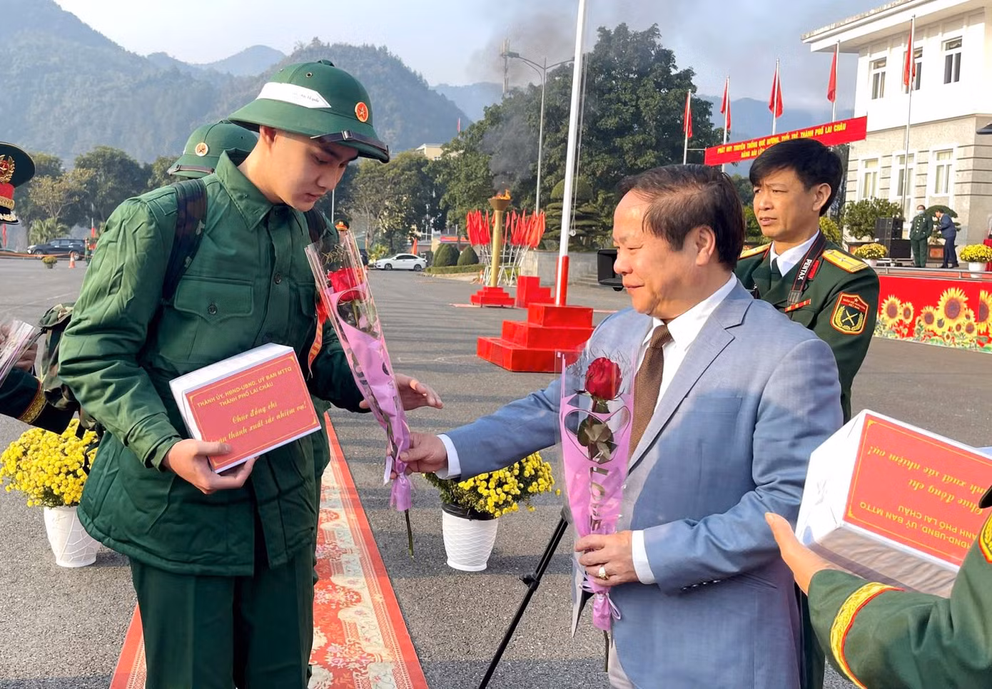 Ông Tống Thanh Hải - Phó Chủ tịch Thường trực UBND tỉnh Lai Châu tặng hoa cho tân binh. Ông Tống Thanh Hải - Phó Chủ tịch Thường trực UBND tỉnh Lai Châu tặng hoa cho tân binh.