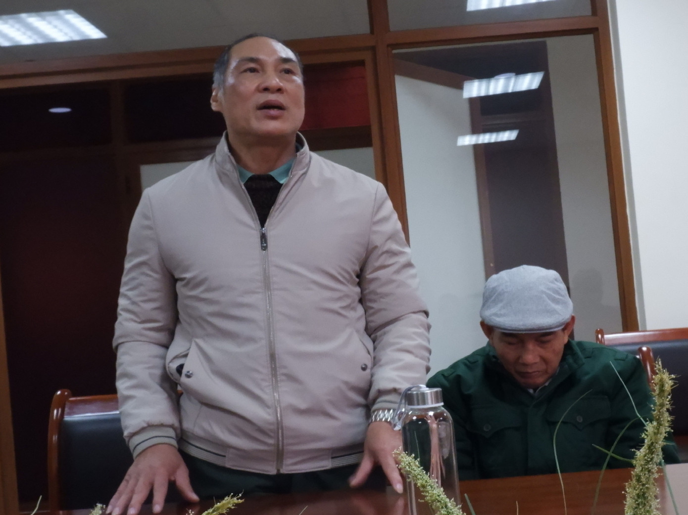 Thương binh ¼ Nguyễn Thanh Hùng hát bài “Người chiến sỹ ấy” tặng đoàn công tác