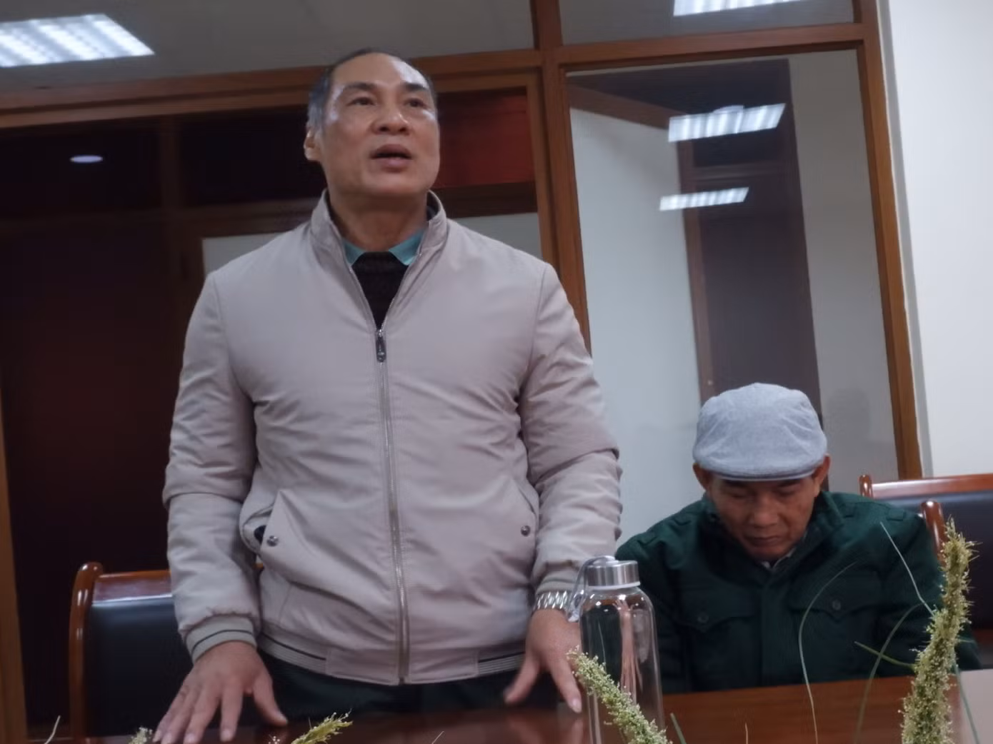 Thương binh ¼ Nguyễn Thanh Hùng hát bài “Người chiến sỹ ấy” tặng đoàn công tác Thương binh ¼ Nguyễn Thanh Hùng hát bài “Người chiến sỹ ấy” tặng đoàn công tác