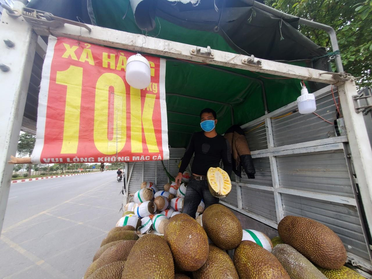 Trên đường Trường Sa (Đông Anh) cũng xuất hiện nhiều xe tải bán mít trưng biển xả hàng 10.000 đồng/kg.