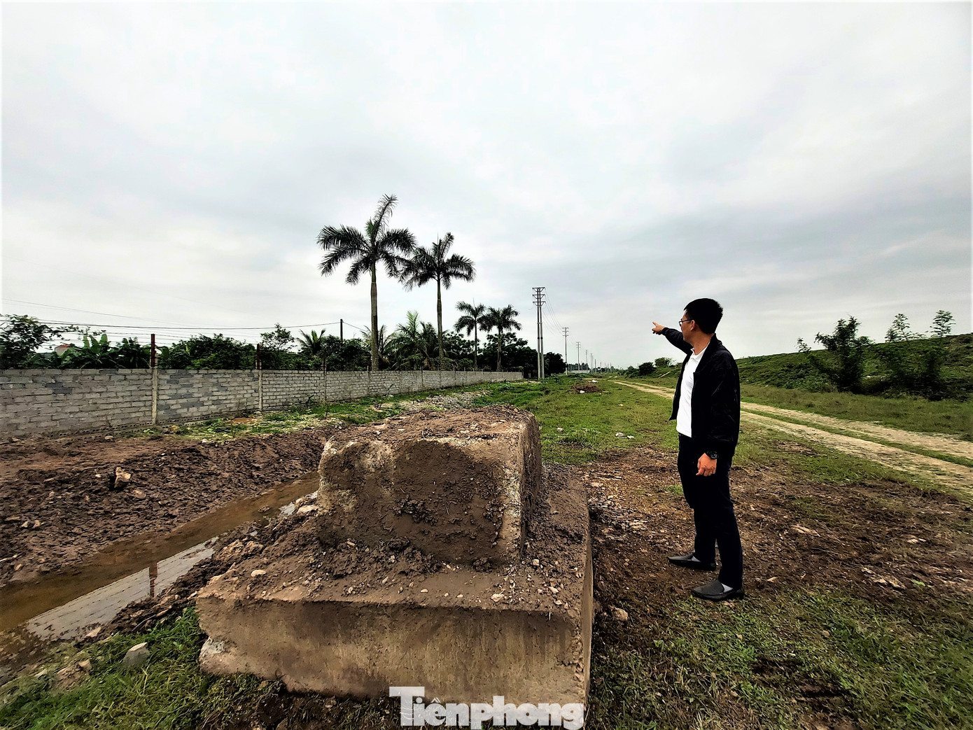 Hàng chục cột điện (có móng bê tông đúc sẵn) đã trồng xong phải tháo dỡ, di dời, trả lại mặt bằng vì trồng trên đất của một đơn vị. Hàng chục cột điện (có móng bê tông đúc sẵn) đã trồng xong phải tháo dỡ, di dời, trả lại mặt bằng vì trồng trên đất của một đơn vị.