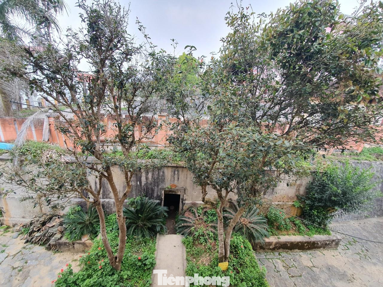 Dinh thự cũng có cả hầm trú ẩn và thoát hiểm.