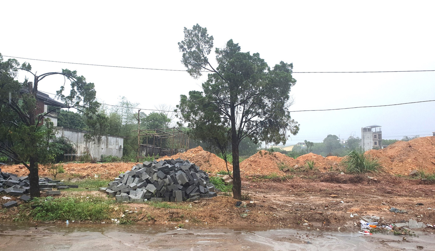 Sau khi được cấp phép xây dựng một số hộ đã đào xới, làm lán nhà chuẩn bị xây dựng