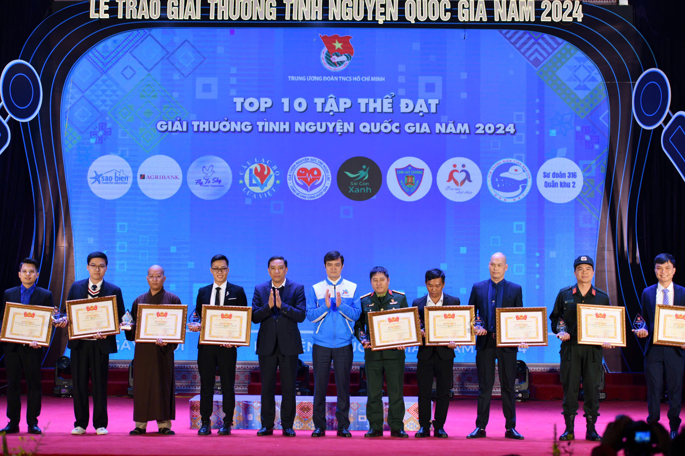 Bí thư thứ nhất T.Ư Đoàn Bùi Quang Huy và Phó Bí thư Tỉnh ủy Lào Cai Hòang Giang vinh danh 10 tập thể xuất sắc giải tình nguyện năm 2024.