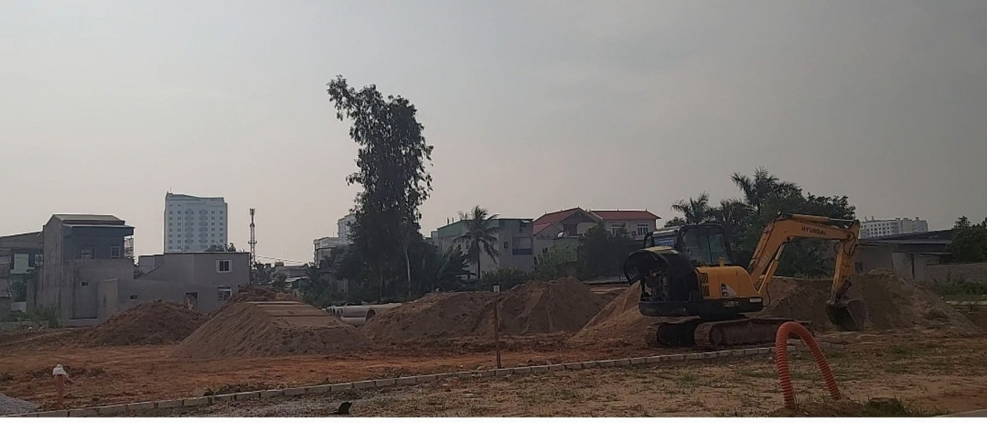 Bãi tập kết VLXD tại Khu tái định cư Công Vinh, nằm trên đường Hai Bà Trưng thuộc khu phố Hồng Thắng (phường Quảng Cư).