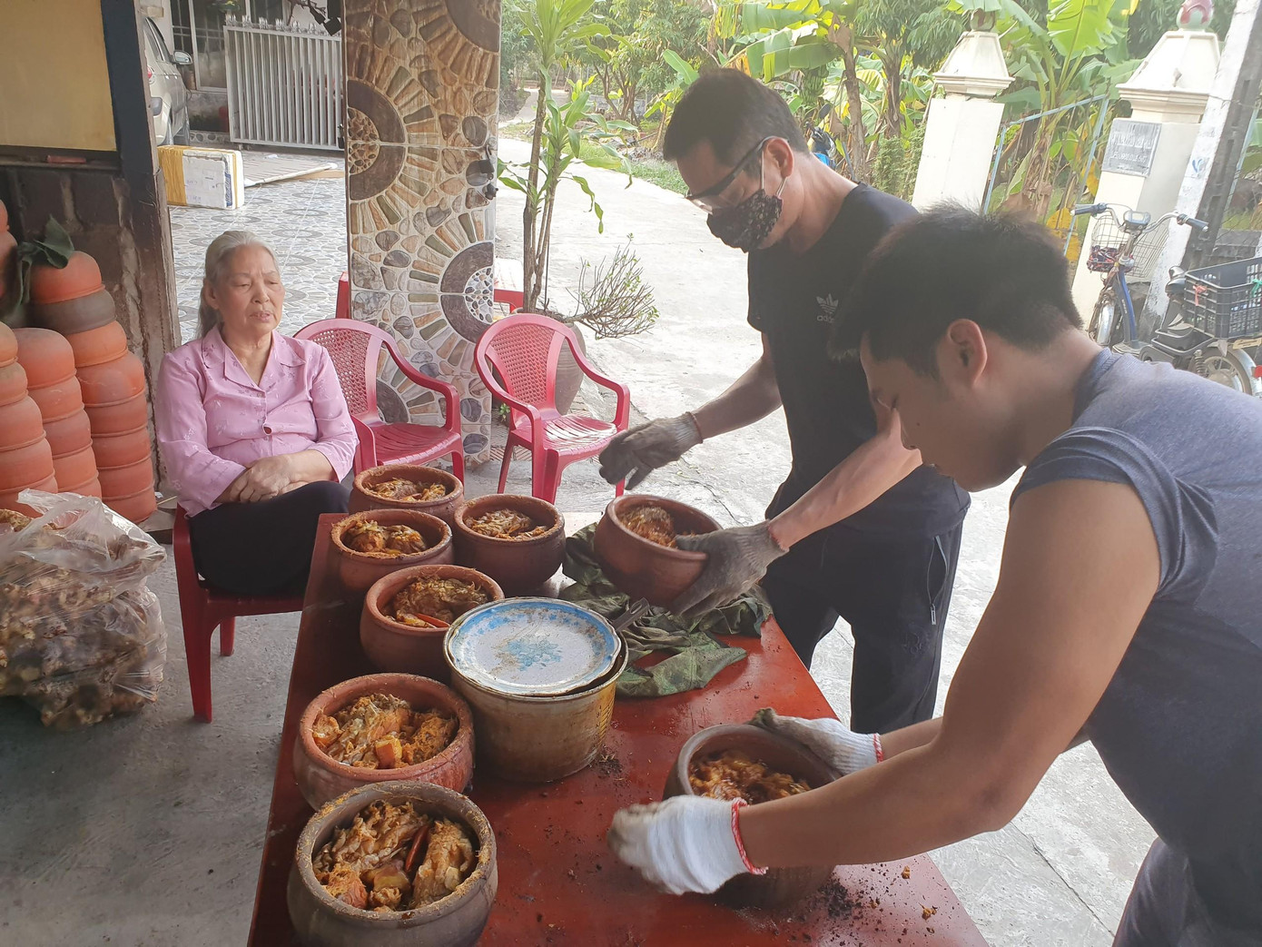 Kho xong, nồi được làm sạch để đóng hộp gửi cho khách hàng.