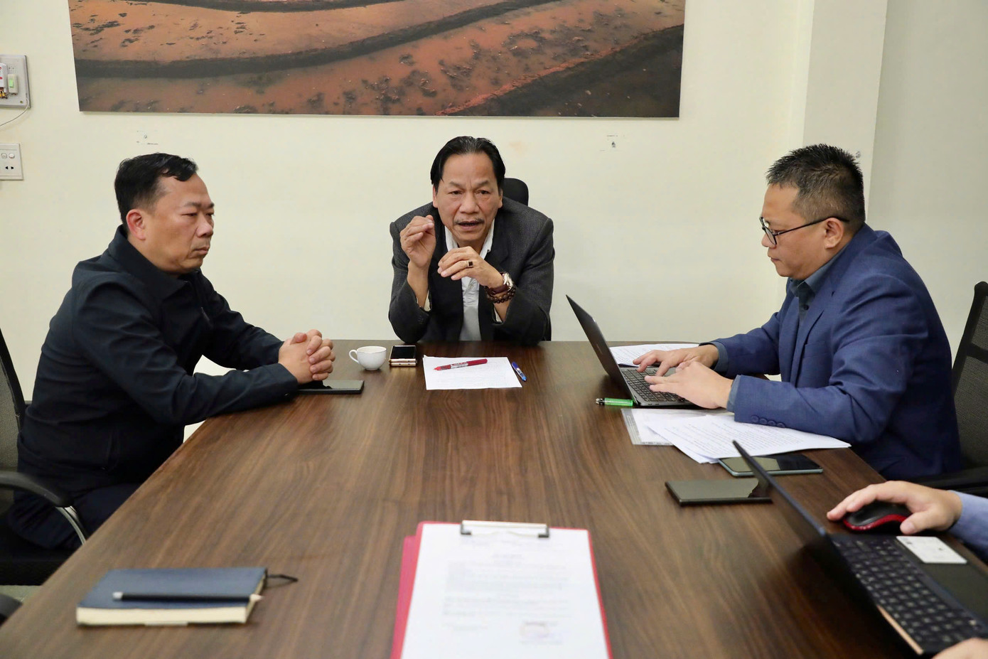 Nhà báo Lê Minh Toản, Phó Tổng Biên tập thay mặt Ban Biên tập báo Tiền Phong chủ trì buổi trao quyết định về công tác cán bộ và triển khai kế hoạch năm 2025 của Văn phòng đại diện khu vực Tây Bắc. Ảnh: Nguyễn Hải Nhà báo Lê Minh Toản, Phó Tổng Biên tập thay mặt Ban Biên tập báo Tiền Phong chủ trì buổi trao quyết định về công tác cán bộ và triển khai kế hoạch năm 2025 của Văn phòng đại diện khu vực Tây Bắc. Ảnh: Nguyễn Hải