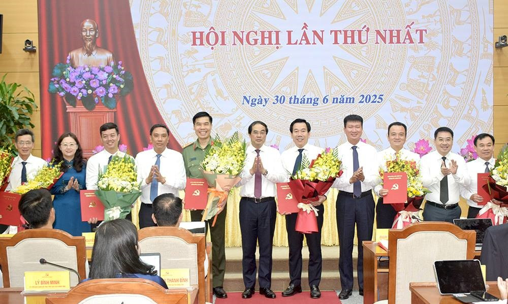 Hội nghị đã công bố và trao các quyết định của Tỉnh ủy, Ban Thường vụ Tỉnh ủy Lào Cai về công tác cán bộ đối với các vị trí lãnh đạo chủ chốt của các cơ quan tham mưu, giúp việc và các đảng ủy trực thuộc.