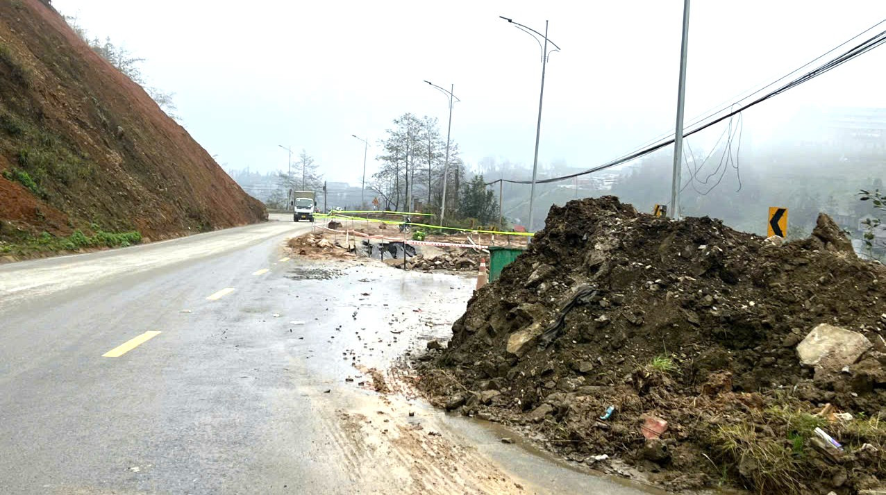 Ngay khi có thông tin phản ánh, lực lượng chức năng đã xuống hiện trường kiểm tra và cắm cọc, căng dây, đắp lại bờ be để đảm bảo an toàn giao thông. Ảnh: Hoàng Ngọc Định