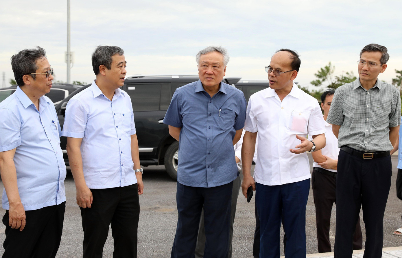 Phó Thủ tướng thường trực Chính phủ Nguyễn Hòa Bình kiểm tra công tác ứng phó và khắc phục hậu quả bão tại Khu công nghiệp Liên Hà Thái